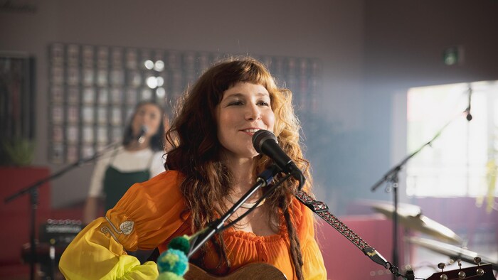 Mimi O’Bonsawin chantant dans un studio.