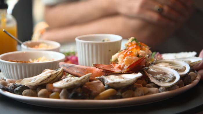Une assiette gastronomique d'huîtres et de pinces d'homard.
