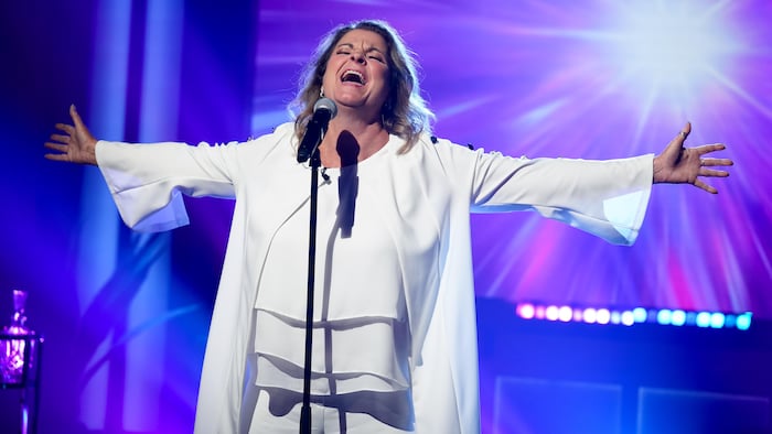 Elle chante Unstoppable de Sia sur la plateau de Bonsoir bonsoir.