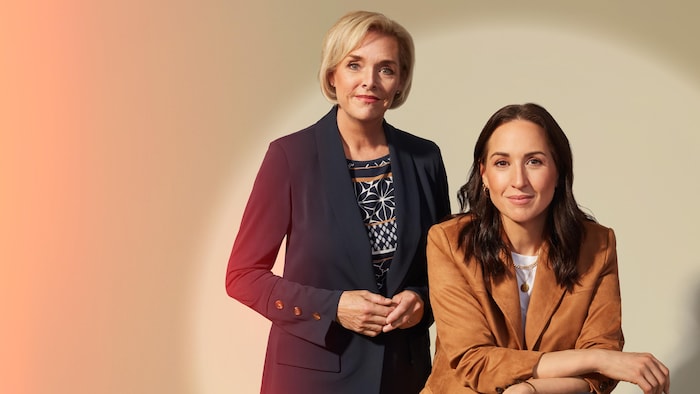 Deux femmes posent pour la photo.