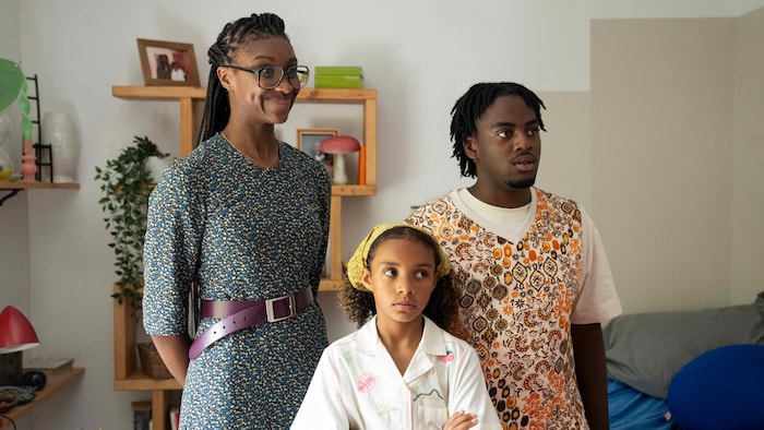 Les comédiens de Lakay Nou Catherine-Audrey Volcy, Kiara Gaudin et Stanley Exantus dans un salon.