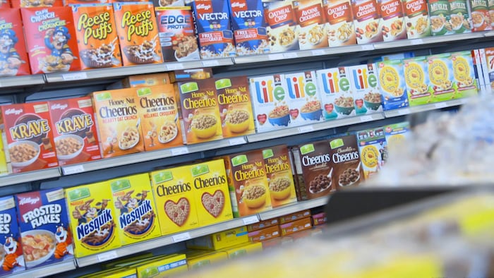 Photo d'une allée de boîtes de céréales dans un supermarché.