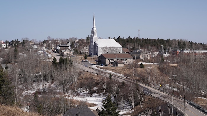 Les Bergeronnes en été avec l'église qui trône au milieu de la municipalité.