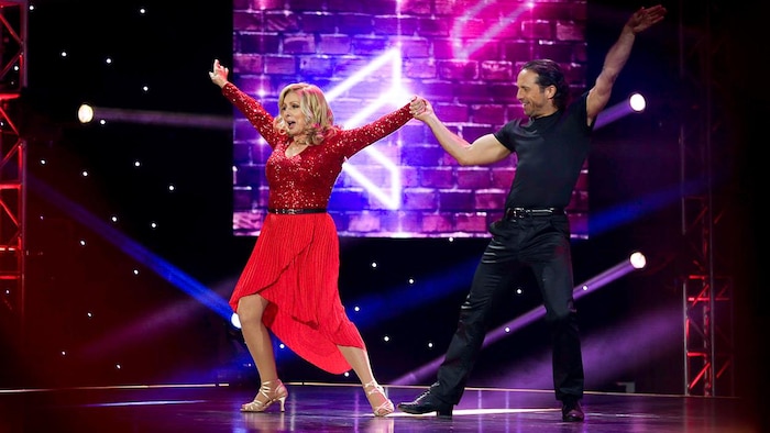 Patsy Galant et Mario Saint-Amand dansent un cha-cha-cha sur scène.