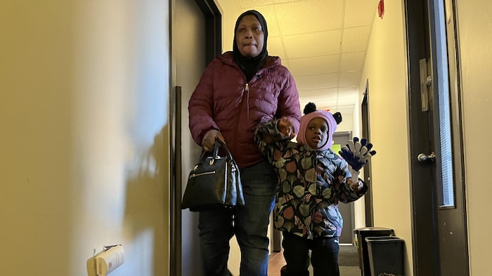 Mai Doumbia avec sa fille Mariame dans un corridor.