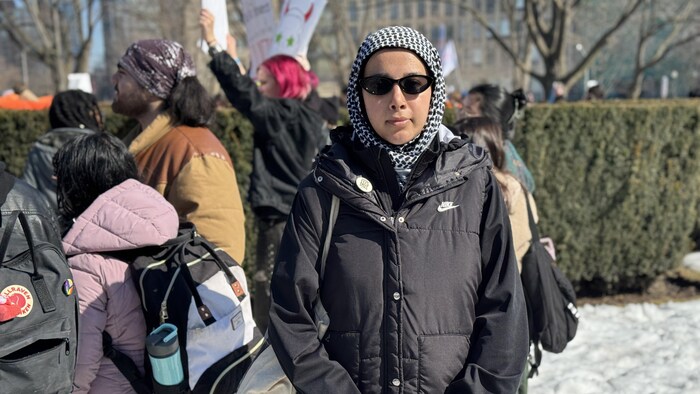 Jannat Yaqobi devant Queen's Park le 4 mars 2026 lors de la manifestation étudiante contre les changements au RAFEO.