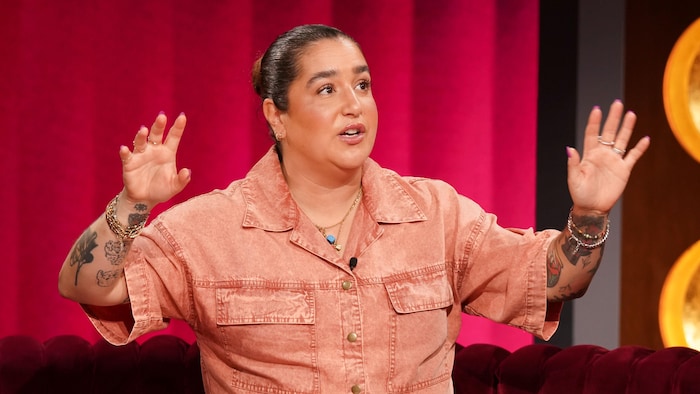 Mariana Mazza en entrevue sur le plateau de « Bonsoir bonsoir ».