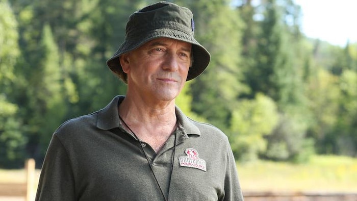 Un homme (Michel Côté) portant un chapeau de soleil.