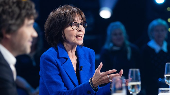 L'actrice gesticule en parlant.