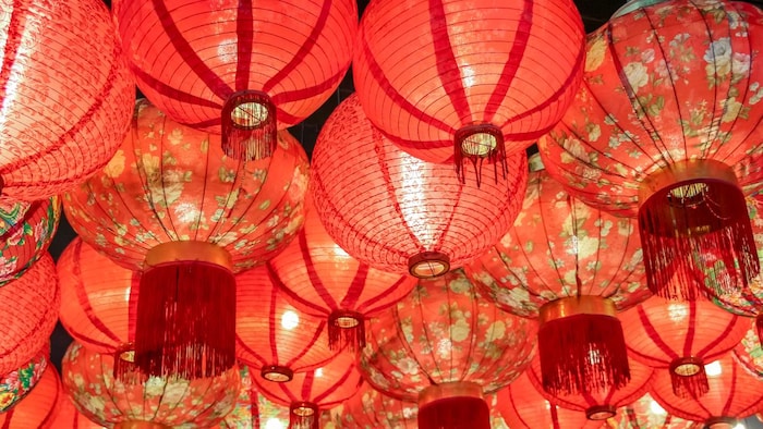 Des lanternes traditionnelles dans des teintes de rouge.