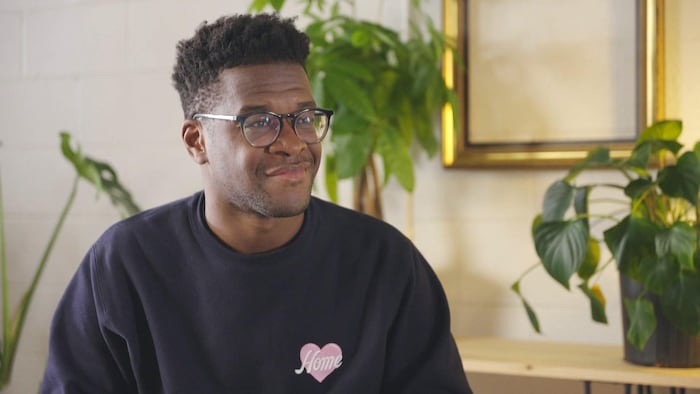 Fabrice Vil regarde la personne devant lui.