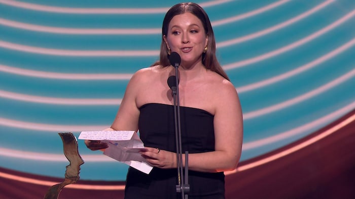 Pascale Renaud-Hébert adresse ses remerciements au public. Son trophée est à côté d'elle.