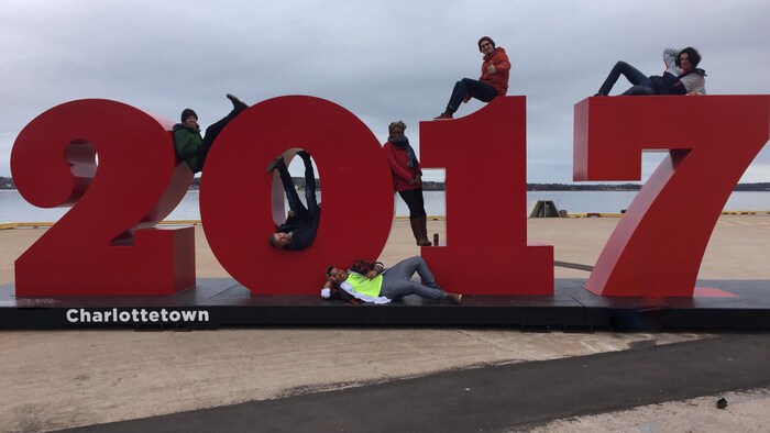 Les artistes qui ont participé à l'émission de Charlottetown se prennent en photo devant le port de mer.