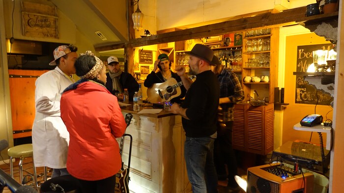 Répétition au Trailside Café près de Charlottetown à l'Île-du-Prince-Édouard avec le groupe originaire de l'Île, Ten Strings and a Goat Skin qui accueillait Kelly Bado du Manitoba et Sympa César de l'Alberta.