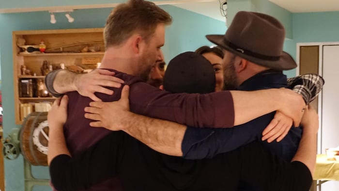 Câlin de groupe avant le spectacle de Kapuskasing en Ontario avec les artistes Brandon Girouard, Éléa Saunier et Raphaël Freynet, le directeur musical Éloi Painchaud et l'animateur et musicien Jean-François Breau.
