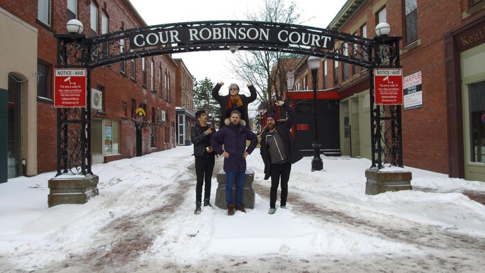 À Moncton au Nouveau-Brunswick, c'est Joey Robin Haché qui a accueilli Samuele de Montréal et Mehdi Cayenne d'Ottawa. Joey les a amenés découvrir le centre-ville.