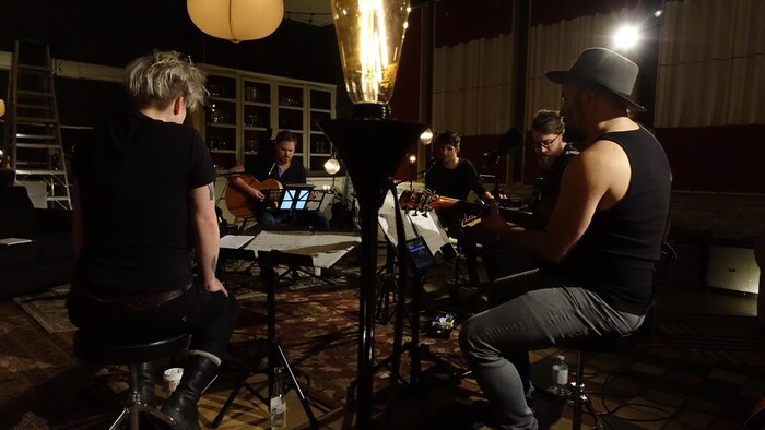 Samuele, Jean-François Breau, Mehdi Cayenne, Jean-François Breau et Éloi Painchaud au Studio La ClasseDans la région de Moncton au Nouveau-Brunswick, le spectacle a été offert au Studio La Classe à Memramcook.