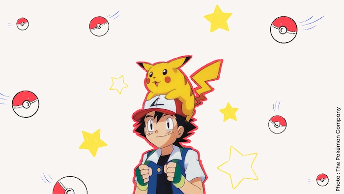 Image tirée de la série de dessins animés Pokémon. Ash, ou Sacha en français, tient ses bretelles de sac à dos et sourit. Pikachu se tient sur sa tête. Des dessins d'étoiles et de pokéballs sont tout autour de l'image.