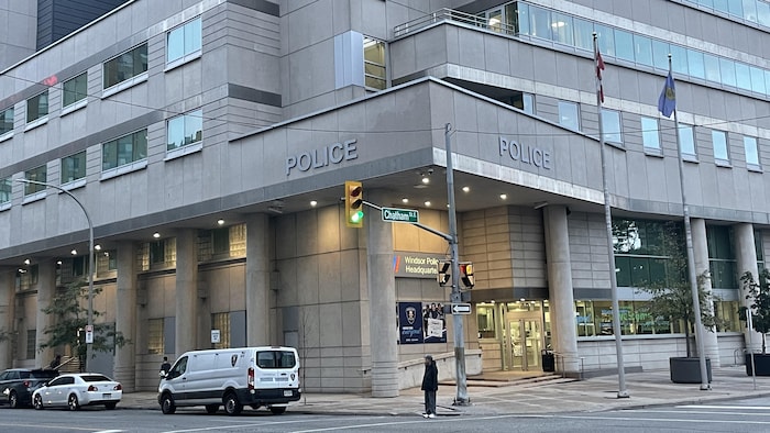Le poste de police avec un fourgon de la police stationné devant.