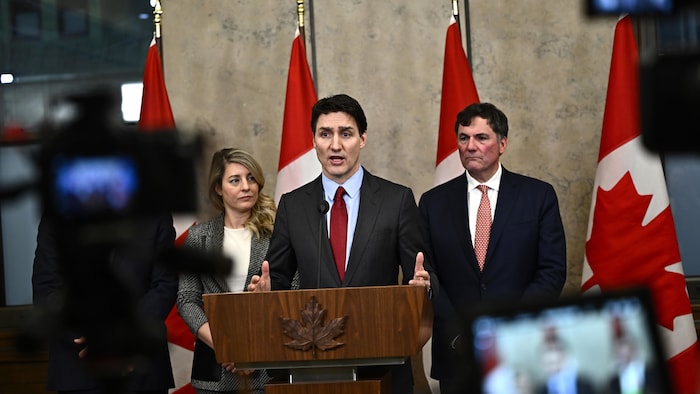 Le premier ministre Justin Trudeau entouré de ses ministres Mélanie Joly (Affaires étrangères) et Dominic LeBlanc (Finances)