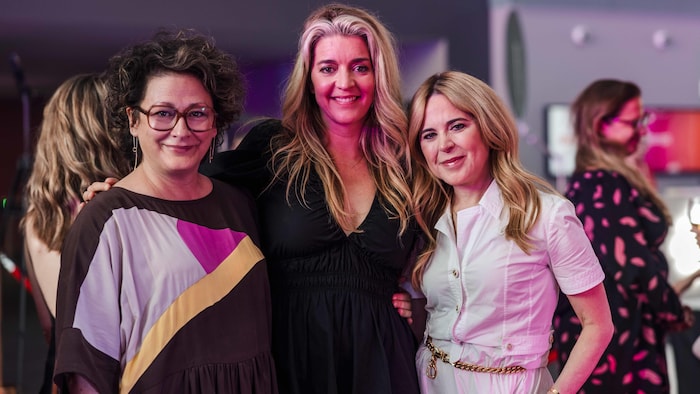 Anick Lemay, Marie-Ève Perron et Julie Snyder regardent la photographe devant elles.