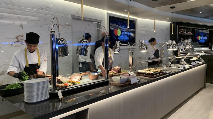 Un buffet avec des cuisinier qui s'activent .