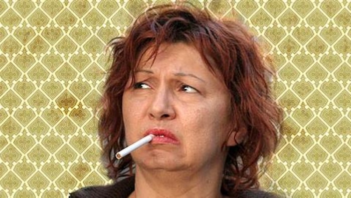 Rita Bougon a une cigarette au bec.