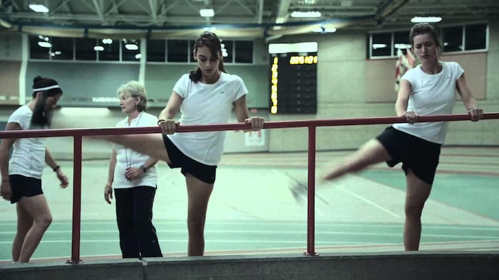Des jeunes filles s'entraînent dans un gymnase.