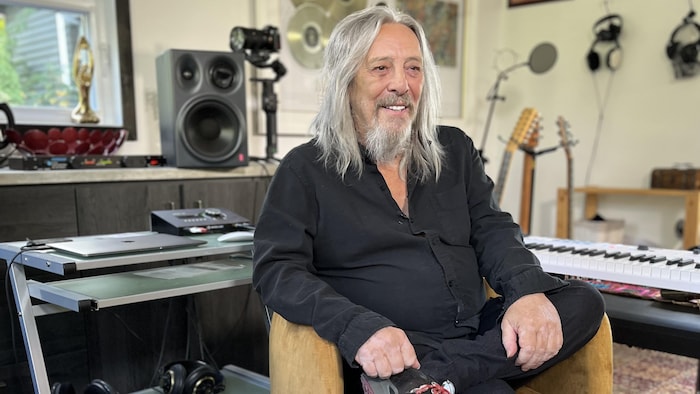 Serge Fiori dans un workplace d'enregistrement.