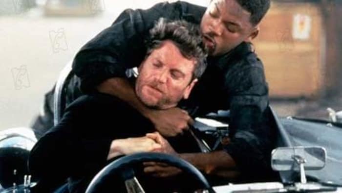 Le personnage de Will Smith tente d'étrangler avec une clé de bras celui de Tchéky Karyo.