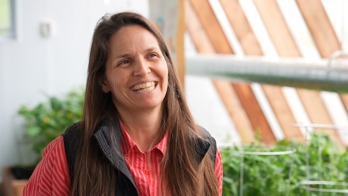 Annick Boily, tout sourire, dans la serre de l'École de Sutton.