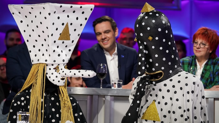 Les deux membres d'Angine de poitrine, déguisés, dans le studio.