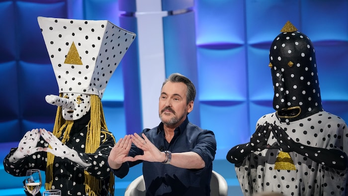 Les deux membres d'Angine de poitrine, déguisés,font leur signe avec Guy A. Lepage dans le studio.