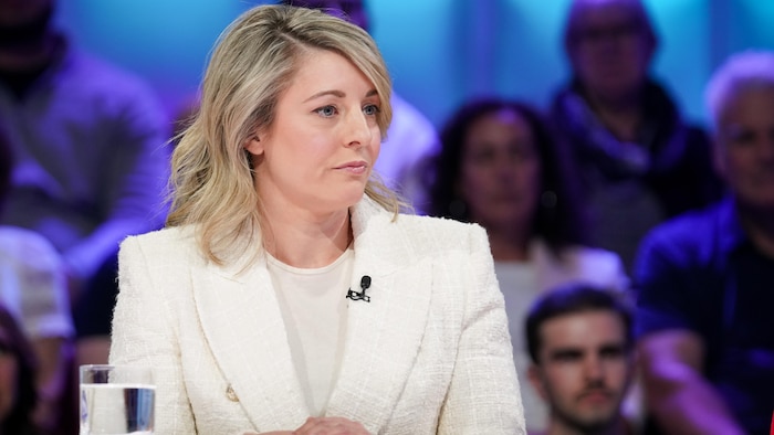 Mélanie Joly est assise dans le studio.