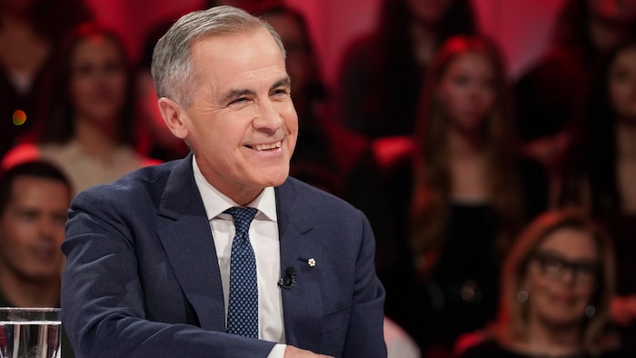 Mark Carney est assis dans le studio.