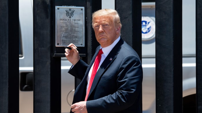 Le président américain Donald Trump regarde avant de signer une plaque lors d'une cérémonie commémorant le 200e kilomètre du mur à la frontière internationale avec le Mexique à San Luis, en Arizona, le 23 juin 2020.