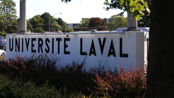 Monument d'accueil de l'Université Laval.