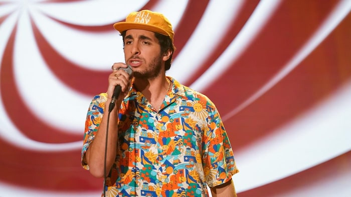 Mike Clay chante sur le plateau de Bonsoir bonsoir!