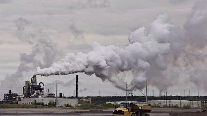 غازات دفيئة تنبعث من منشآت لاستخراج النفط من الرمال الزفتية في فورت ماكموري في شمال شرق مقاطعة ألبرتا في غرب كندا.