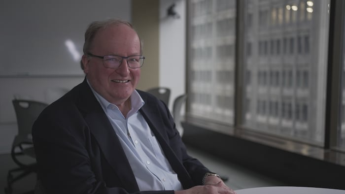 Portrait de John Gradek dans un bureau.