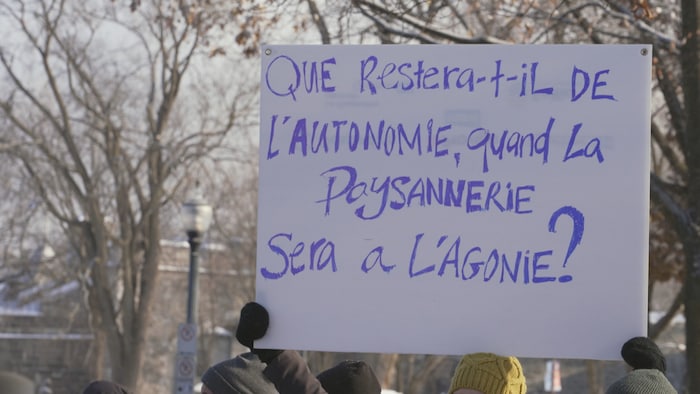 Une pancarte sur laquelle est écrit : « Que restera-t-il de l'autonomie, quand la paysannerie sera à l'agonie? »