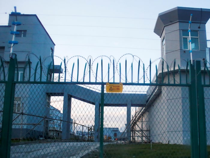 Une clôture de périmètre est construite autour de ce qui est officiellement connu comme un centre de formation professionnelle à Dabancheng, dans la région autonome ouïgoure du Xinjiang, en Chine, le 4 septembre 2018. Ce centre, situé entre la capitale régionale d'Urumqi et le site touristique de Turpan, fait partie des plus grands et était en cours d'agrandissement au moment où la photo a été prise. La police de Dabancheng avait alors arrêté deux journalistes de Reuters.