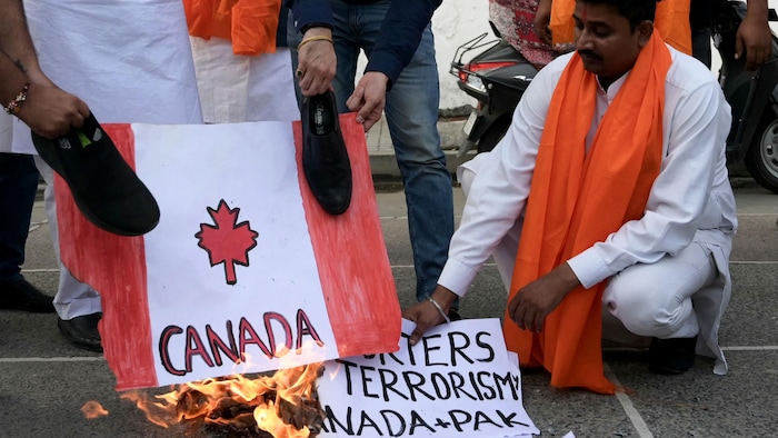 ناشطون قوميون هندوس يحرقون علماً كندياً خلال تجمع في مدينة أمريتسار في شمال الهند في 23 أيلول (سبتمبر) 2023.