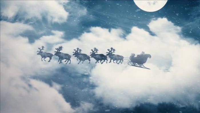 Dans le ciel d'hiver, Nicolas Noël se dirige vers les maisons des enfants du monde entier à bord de son traîneau, tiré par des rennes joyeux.