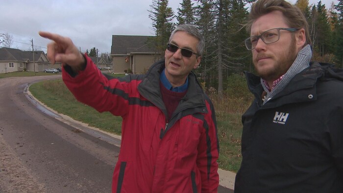 L'urbaniste Daniel Savard montre à quoi pourrait ressembler un quartier de cohabitat pour personnes âgées.