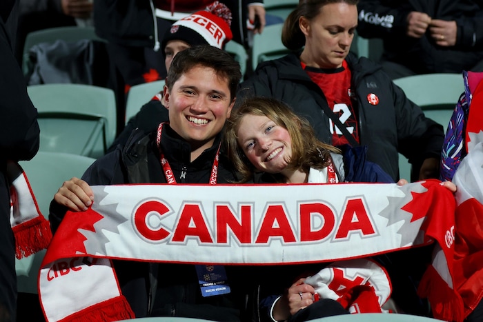 Des supporters canadiens manifestent leur soutien avant le match Canada-Irlande (Groupe B) de la Coupe du Monde Féminine de la FIFA à Perth, en Australie, le mercredi 26 juillet 2023.