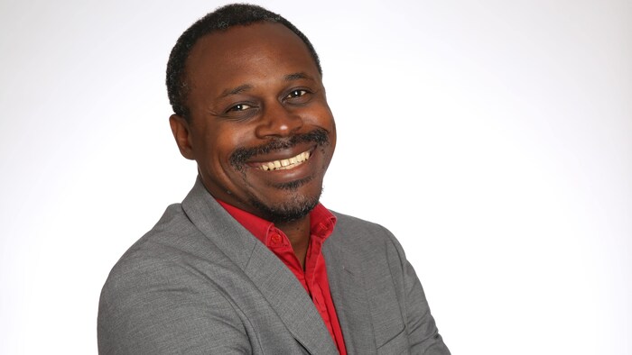 Désiré Kafunda sourit à la caméra.