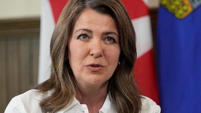 Portrait de Danielle Smith, pendant une conférence de presse. 