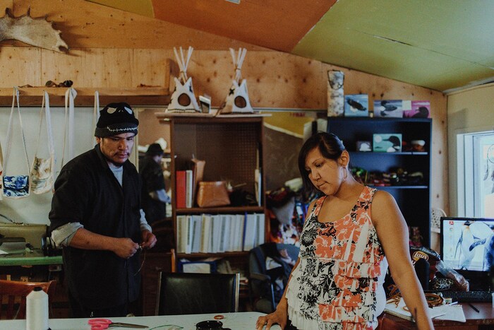 Un couple d’autochtones dans l’atelier d’artisanat pour le reportage sur la communauté de Kitcisakik.
