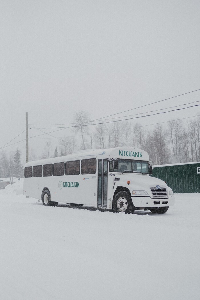 Un autobus scolaire de la communauté de Kitcisakik.